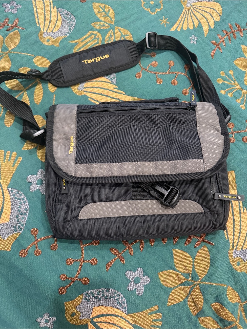 Targus Black and Gray Laptop Messenger Bag with Gold Logo
